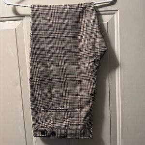 This is a pair of plaid pants. skinny fit coupe moulante Checkered Men's pants